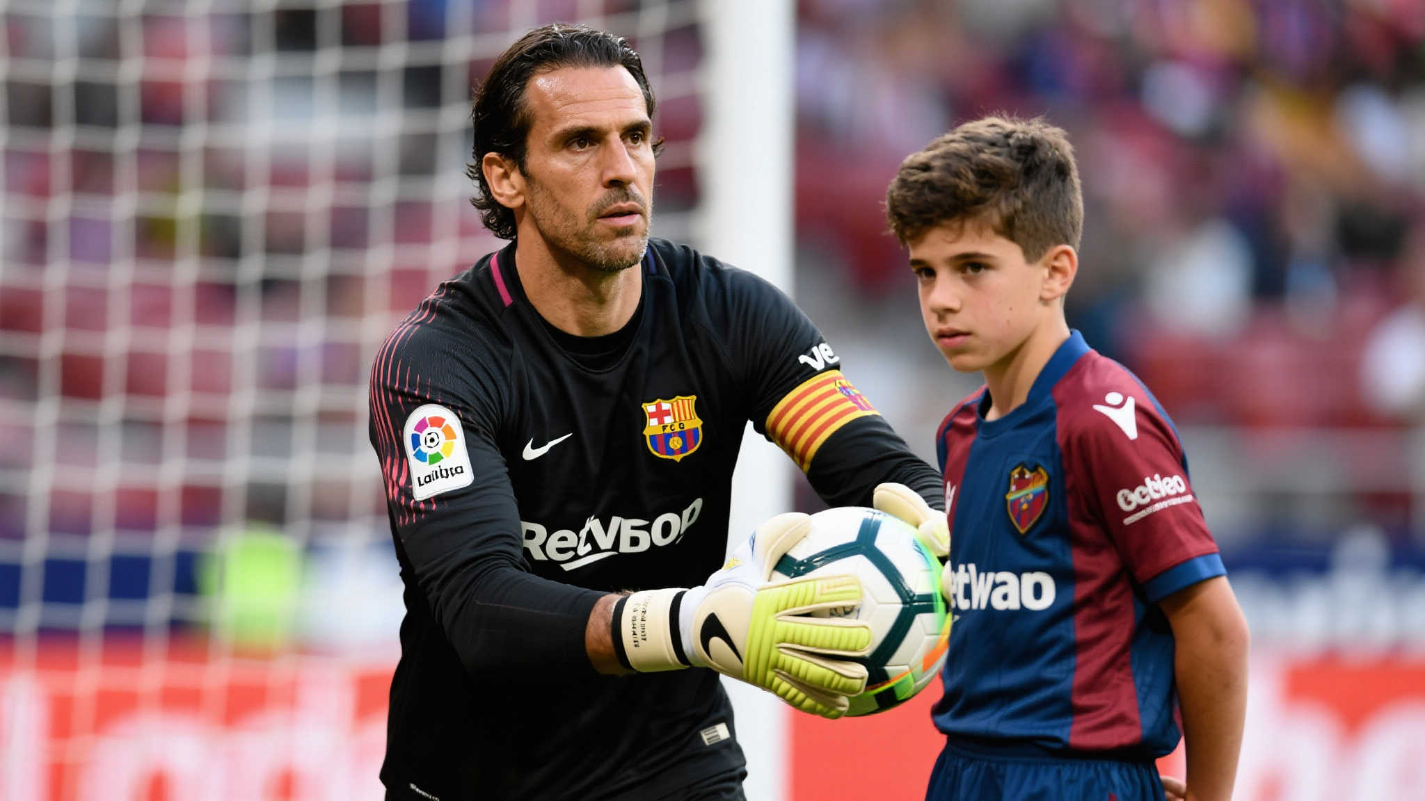 42岁西班牙传奇门将雷纳挂靴！8年红军生涯，世界杯＆欧洲杯双冠加身