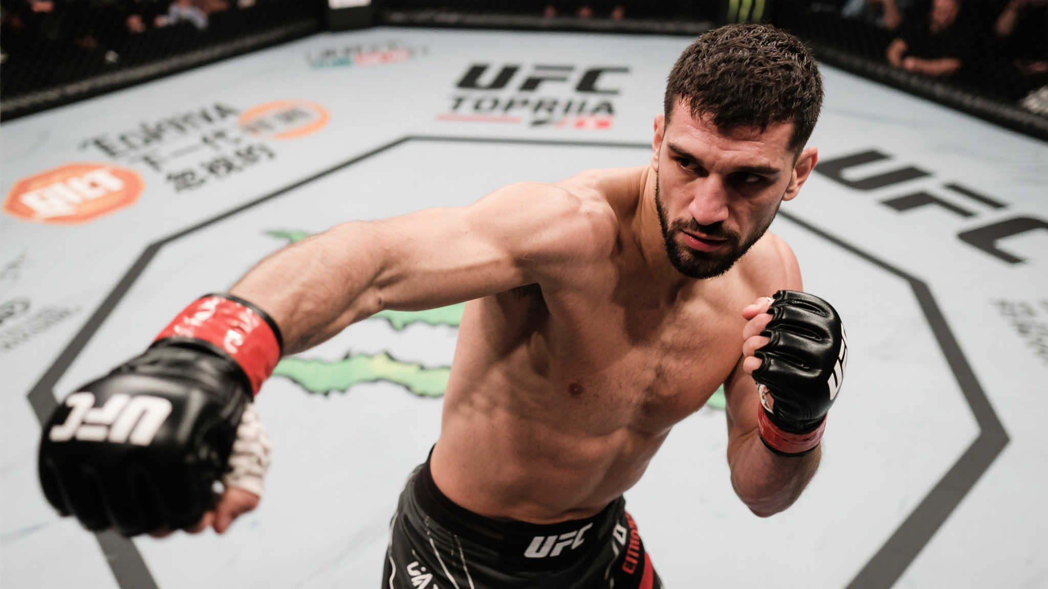 面对奥利维拉,托普里亚能如愿成为UFC轻量级冠军吗? 伊利亚·托普里亚被称为“下一代不可忽视的力量”。作